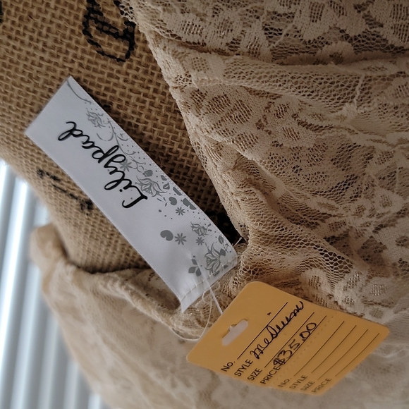 Lilypad Lace Blouse - Picture 4 of 5